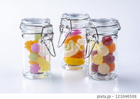 色とりどりのお菓子を詰めたガラス小瓶 色とりどりのお菓子を詰めたガラス小瓶 121046508