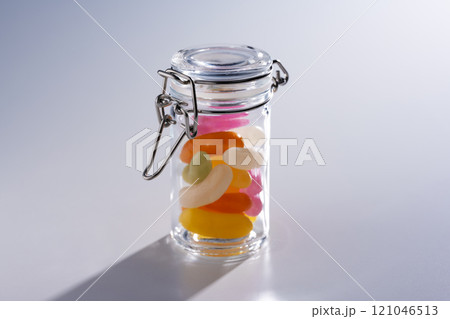 ガラス小瓶に詰まったカラフルなゼリービーンズ 121046513