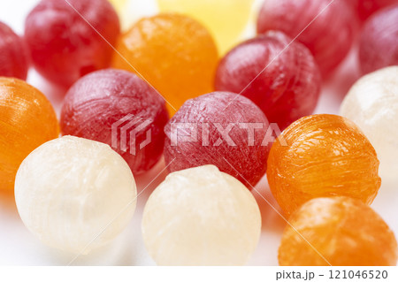 白背景に散らばる色鮮やかな飴玉 121046520