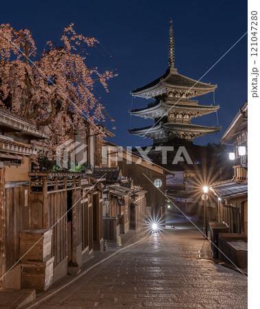 八坂の塔と夜景 121047280