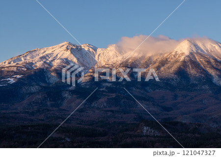朝日に照らされる冬の御嶽山 121047327
