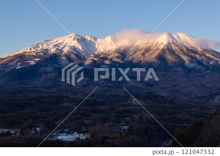 朝日に照らされる冬の御嶽山 朝日に照らされる冬の御嶽山 121047332