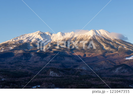 朝日に照らされる冬の御嶽山 朝日に照らされる冬の御嶽山 121047355
