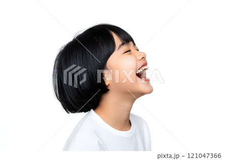 笑う日本人の女の子3歳、5歳 121047366