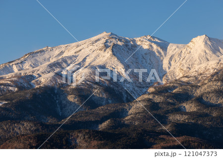 朝日に照らされる冬の御嶽山 朝日に照らされる冬の御嶽山 121047373