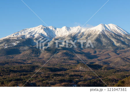 朝日に照らされる冬の御嶽山 121047381