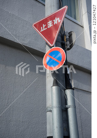 電柱と標識	 121047427