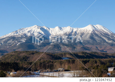 朝日に照らされる冬の御嶽山 121047452