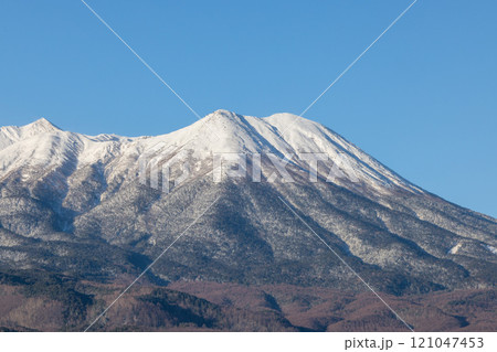 朝日に照らされる冬の御嶽山 121047453
