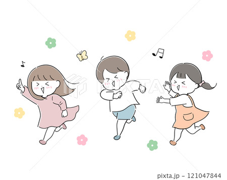 元気いっぱい走りまわる子どもたち 元気いっぱい走りまわる子どもたち 121047844