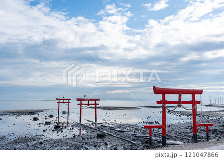 佐賀県太良町　干潮時の有明海の浅瀬に立つ秋の海中鳥居 121047866