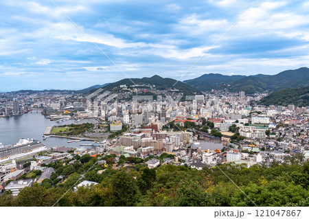 長崎県長崎市 鍋冠山公園展望台から眺める長崎の街 長崎県長崎市 鍋冠山公園展望台から眺める長崎の街 121047867