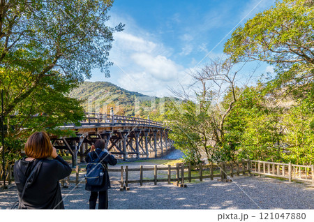 【伊勢神宮:宇治橋】宇治橋に見とれる人たち 【伊勢神宮:宇治橋】宇治橋に見とれる人たち 121047880