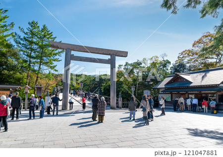 【伊勢：伊勢神宮】正宮を目指す人々 121047881