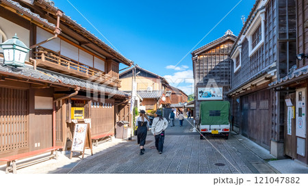 【伊勢市：おかげ横丁】レトロな街並みおかげ横丁の風景 121047882
