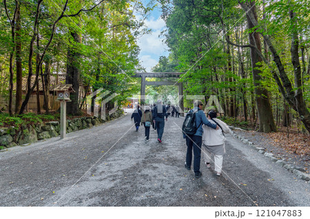 【神社】参道を通って社殿へ向かう人々 121047883