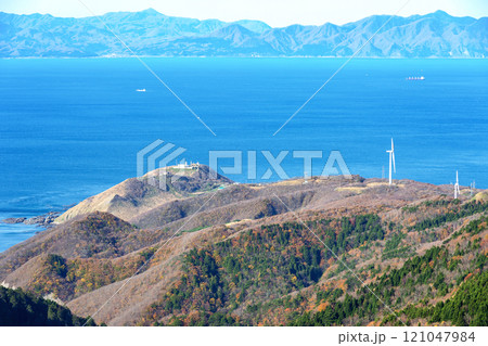 【青森：津軽海峡を望むパノラマ】龍飛崎から対岸の北海道まで約20km。津軽海峡には多くの船舶。 121047984