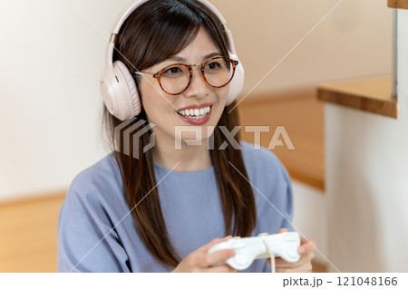 ゲームを楽しむミドルの女性 ゲームを楽しむミドルの女性 121048166