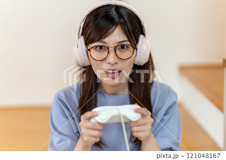 ゲームを楽しむミドルの女性 121048167