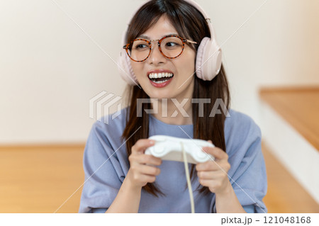 ゲームを楽しむミドルの女性 ゲームを楽しむミドルの女性 121048168