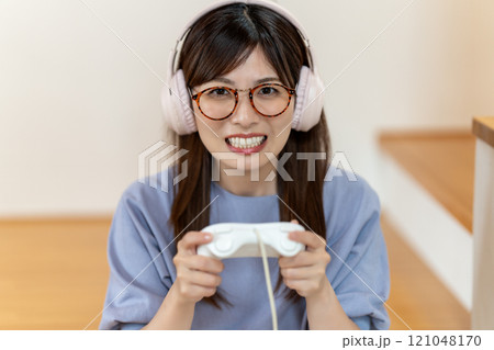 ゲームを楽しむミドルの女性 121048170