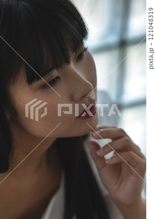 ぱっつん前髪の若い女性のアップ ぱっつん前髪の若い女性のアップ 121048319