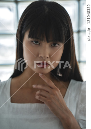 ぱっつん前髪の若い女性のアップ ぱっつん前髪の若い女性のアップ 121048320