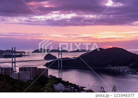 長崎県長崎市 鍋冠山公園展望台から眺める長崎港の女神大橋と沈む夕陽 長崎県長崎市 鍋冠山公園展望台から眺める長崎港の女神大橋と沈む夕陽 121048377