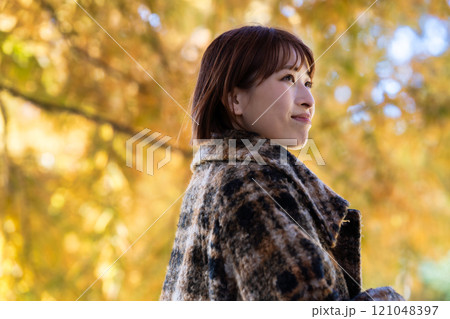 紅葉狩りを楽しむショートボブの若い女性 121048397