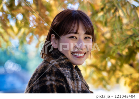 紅葉狩りを楽しむショートボブの若い女性 121048404