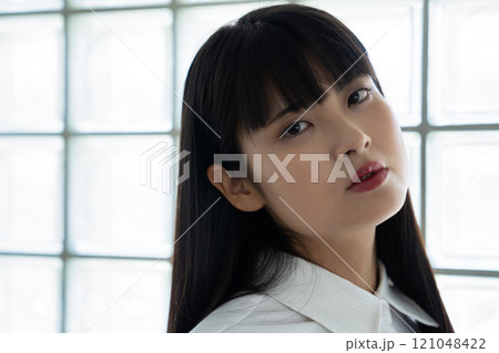 ぱっつん前髪の若い女性のアップ ぱっつん前髪の若い女性のアップ 121048422