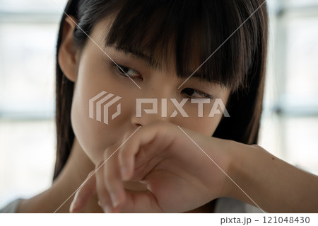ぱっつん前髪の若い女性のアップ 121048430