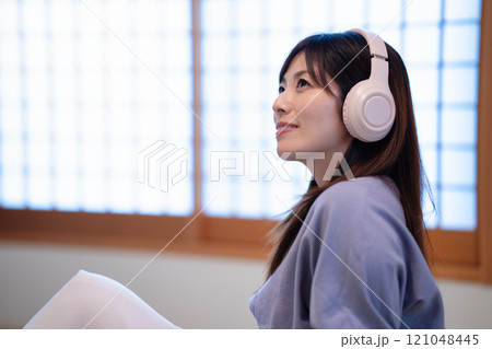 和室で音楽を聴くミドルの女性 和室で音楽を聴くミドルの女性 121048445