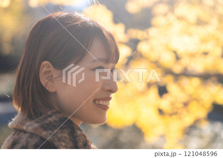 紅葉狩りを楽しむ若い女性 121048596