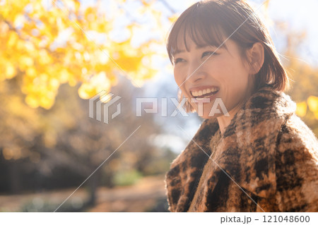 紅葉狩りを楽しむ若い女性 紅葉狩りを楽しむ若い女性 121048600