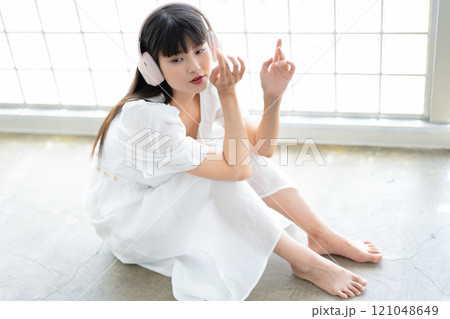 ヘッドホンで音楽を聴く若い女性 ヘッドホンで音楽を聴く若い女性 121048649