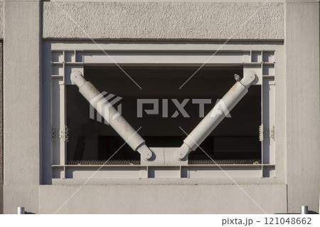 制震ダンパーで耐震補強したビルの壁面 121048662