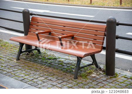 御堂筋の歩道に置かれたベンチ 121048683