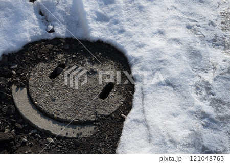 雪と下水の蓋 雪と下水の蓋 121048763