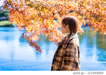 紅葉狩りを楽しむショートボブの若い女性 121048809