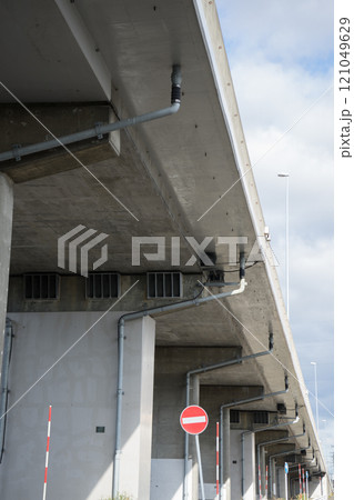 高架の下の道	 121049629
