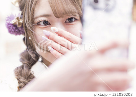 スマホでインスタ用の写真を撮る着物姿の若い女性 121050208