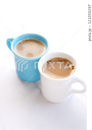 エスプレッソと牛乳を混ぜたコーヒー、カフェ・ラッテが入った、ふたつのマグカップ 121050297