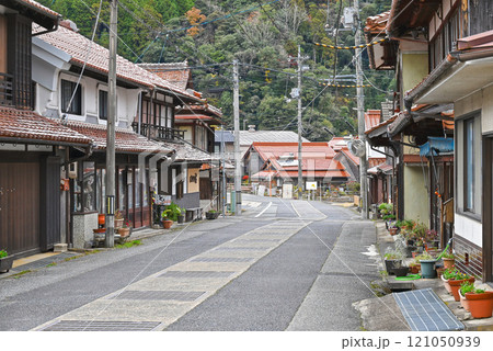 【山口県萩市】萩往還と佐々並市伝統的建造物群保存地区の風景 【山口県萩市】萩往還と佐々並市伝統的建造物群保存地区の風景 121050939