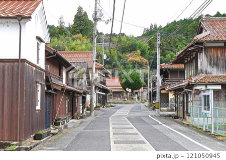 【山口県萩市】萩往還と佐々並市伝統的建造物群保存地区の風景 【山口県萩市】萩往還と佐々並市伝統的建造物群保存地区の風景 121050945