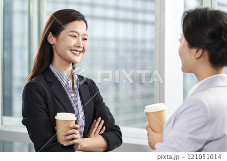 young asian businesswomen chatting in office 121051014