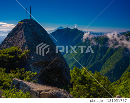 黒戸尾根より見る2本剣と富士山 121051787