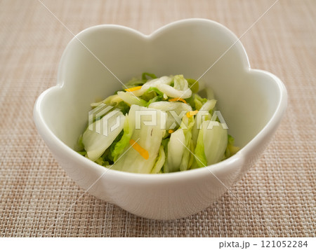 小鉢に入れた白菜の漬物 121052284