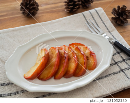 お皿の上の焼きリンゴ お皿の上の焼きリンゴ 121052380