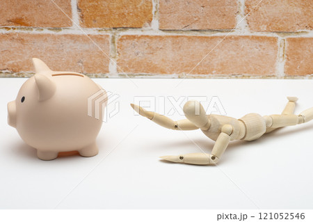 助けを求めるマネキンと豚の貯金箱 121052546